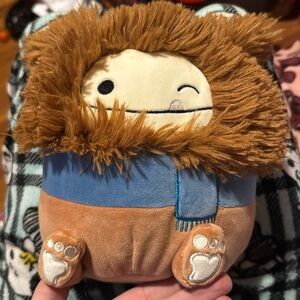 Benny the bigfoot Bigfoot “ scarf “ squishmallow NWT